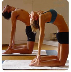 Hot yoga benefits - hot yoga class image